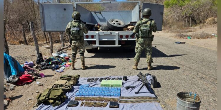 Tras agresión, militares aseguran vehículo blindado, armas, municiones y equipo táctico en Culiacán