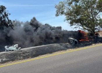 Se vuelca “nodriza” y se queman varios vehículos nuevos en la Maxipista