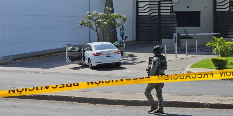 Atacan a balazos a dos hombres frente al fraccionamiento privado Delí