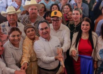 “Hemos sido amigos, siempre”: Jesús Madueña a Rocha en evento de facultad de Medicina en Guasave