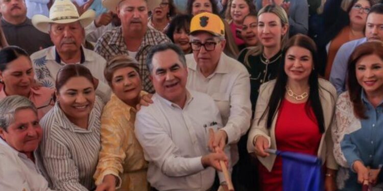 “Hemos sido amigos, siempre”: Jesús Madueña a Rocha en evento de facultad de Medicina en Guasave