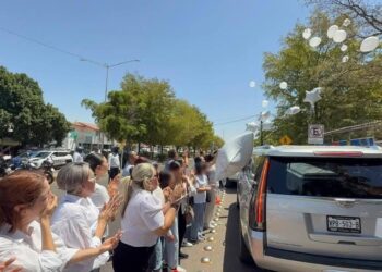 Compañeros y maestros despiden a las pequeñas Alexa y Leydi con globos y palomas