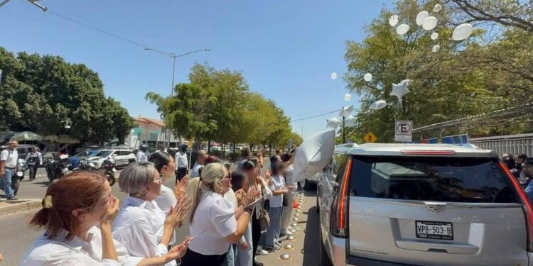 Compañeros y maestros despiden a las pequeñas Alexa y Leydi con globos y palomas