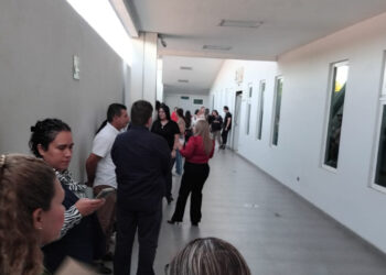 Trabajadores de SRE paran labores ante falta de luz;  la administración del edificio Tres Afluencias corta el servicio a por falta de pago