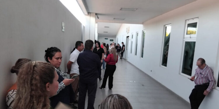 Trabajadores de SRE paran labores ante falta de luz;  la administración del edificio Tres Afluencias corta el servicio a por falta de pago