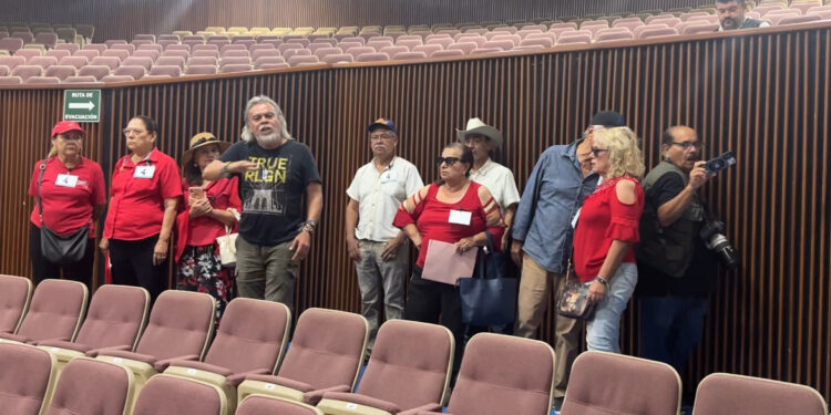 “Mentira, mentira, la misma porquería”, miembros de la CNTE y Somos más que 53 protestan en Congreso del Estado