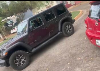 Atacan a balazos a joven que manejaba una Jeep, Rubicon frente al Contry Club