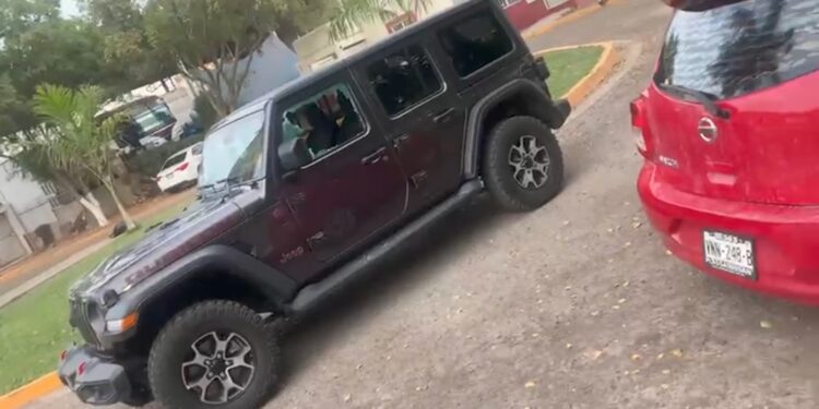 Atacan a balazos a joven que manejaba una Jeep, Rubicon frente al Contry Club