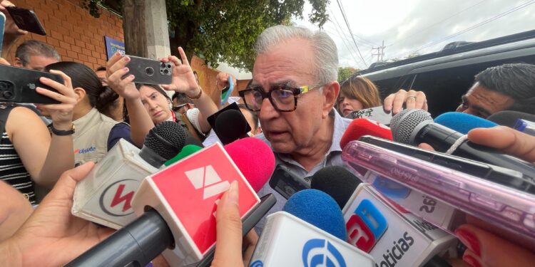 Rocha Moya exhorta  a la población a acudir a las urnas ; buscaba emitir su voto en Las Quintas