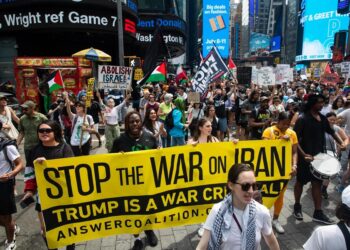 Se manifiestan en Times Square tras ataques de Estados Unidos a Irán