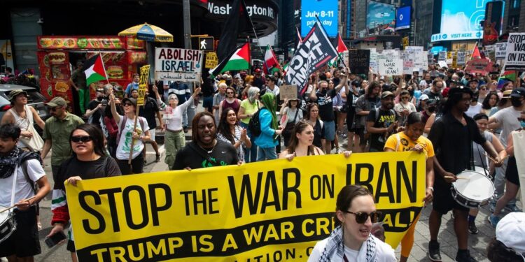 Se manifiestan en Times Square tras ataques de Estados Unidos a Irán