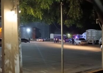 Muere trailero al caer de la caja del Tráiler cuando lo tapaba con una lona