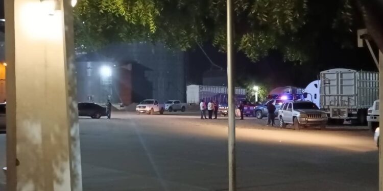 Muere trailero al caer de la caja del Tráiler cuando lo tapaba con una lona