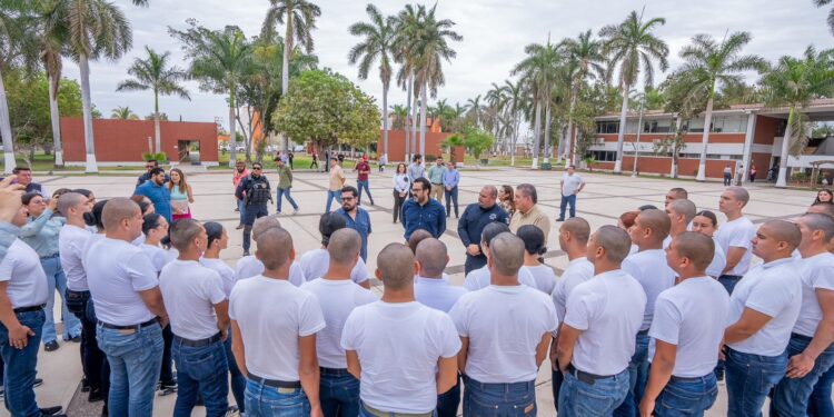 Juan de Dios Gámez reconoce el compromiso de nuevos cadetes de la Unipol para trabajar por Culiacán