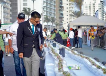 Mazatlán logra el Récord Guinness del sashimi más largo del mundo: un kilómetro de sabor