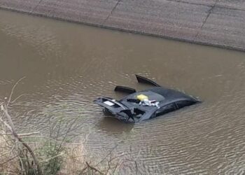 Hallan un automóvil negro dentro del canal San Lorenzo en Costa Rica