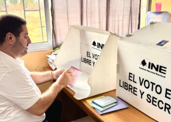 “Estamos cumpliendo con esta responsabilidad en una elección histórica del Poder Judicial”: José Paz López Elenes emite su voto