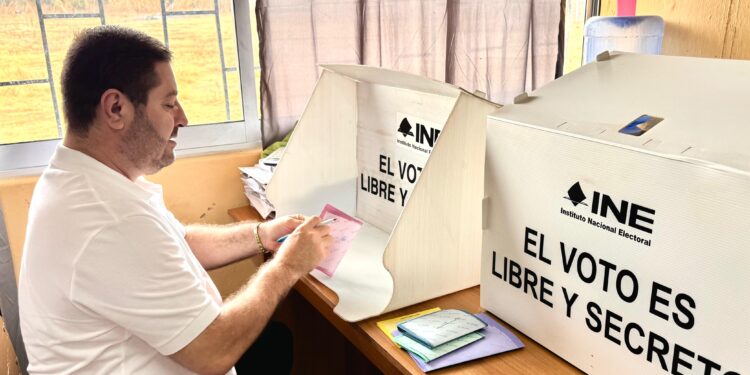 “Estamos cumpliendo con esta responsabilidad en una elección histórica del Poder Judicial”: José Paz López Elenes emite su voto