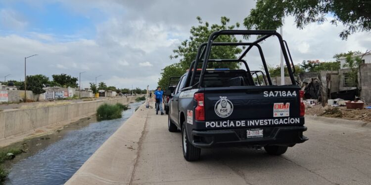 Arrojan a un hombre asesinado a balazos en el canal de desagüe a la altura de Capistrano