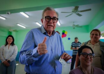 Gobernador Rubén Rocha Moya ejerce su derecho al voto en histórica jornada electoral