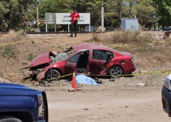 Ferrocarril arrolla a un automóvil y muere una mujer en Pueblos Unidos; un hombre y tres niños resultan lesionados