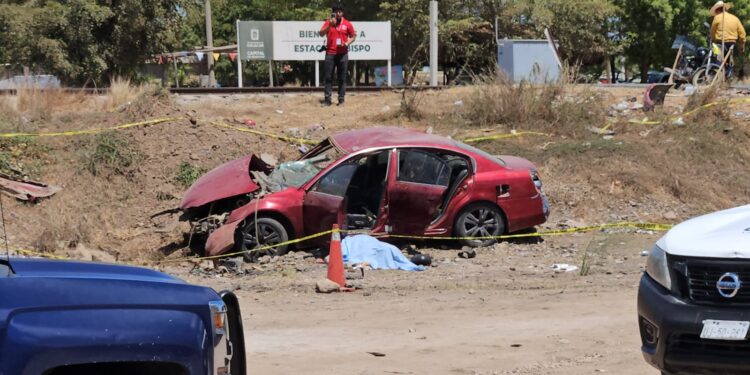 Ferrocarril arrolla a un automóvil y muere una mujer en Pueblos Unidos; un hombre y tres niños resultan lesionados