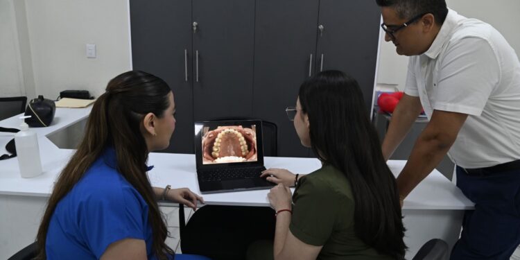 Docentes de la UAS obtienen dos primeros lugares en investigación y fotografía durante la Reunión de Posgrados en Prostodoncia