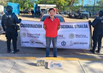 Detienen a un civil armado y aseguran fajos de billetes en Culiacán