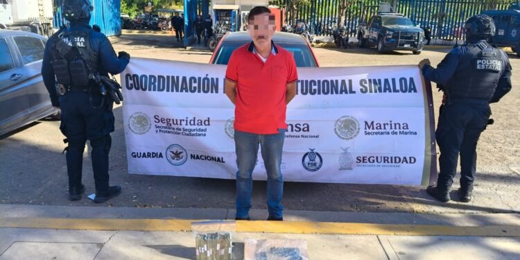 Detienen a un civil armado y aseguran fajos de billetes en Culiacán