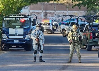 Enfrentamiento a balazos entre militares y delincuentes deja patrullas dañadas por ponchallantas y choque