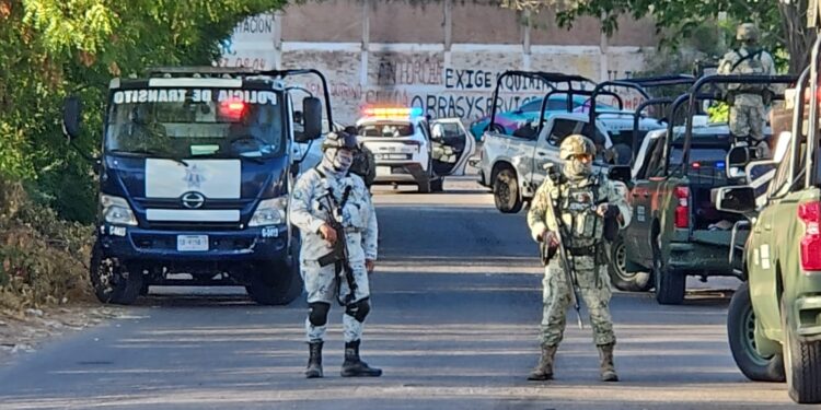 Enfrentamiento a balazos entre militares y delincuentes deja patrullas dañadas por ponchallantas y choque