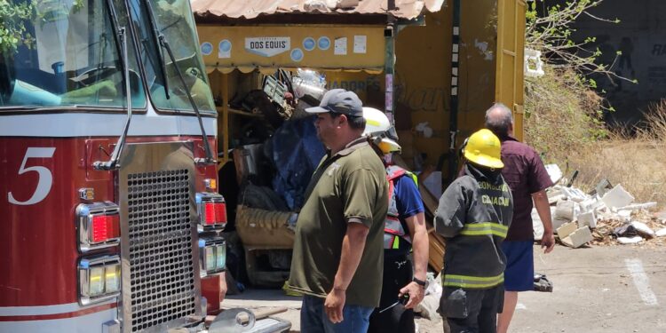 Se quema parte de una vivienda en la avenida Álvaro Obregón en la zona norte