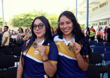 Un total de 118 estudiantes de la Facultad de Educación Física y Deporte, fueron reconocidos con la “Medalla al Mérito Académico 2025”