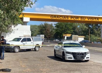 Hallan a un hombre asesinado a balazos en la caseta de la autopista Benito Juárez