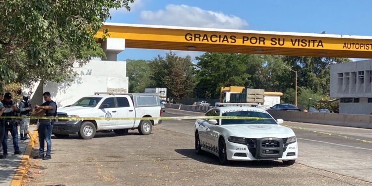 Hallan a un hombre asesinado a balazos en la caseta de la autopista Benito Juárez