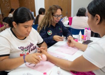Avanzan con entusiasmo los cursos gratuitos de Aplicación de Uñas Postizas en Aguaruto