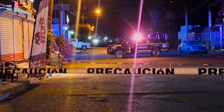 Atentado en un expendio y jugada deja un muerto y dos heridos a balazos en Navolato