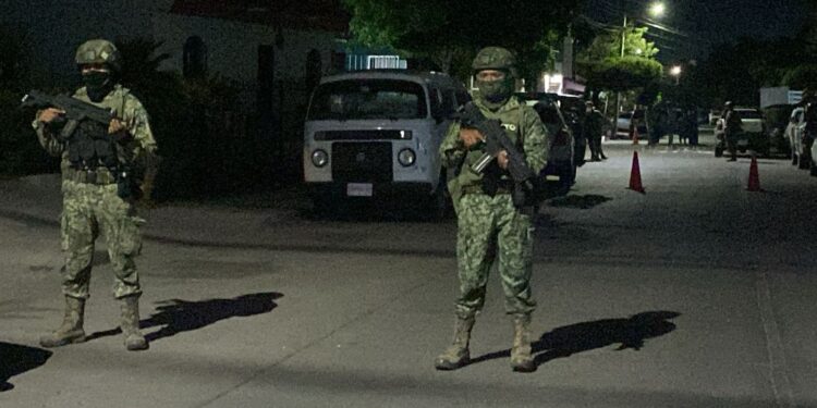 Asesinan a balazos a un hombre envuelto en plásticos transparentes en la Amado Nervo