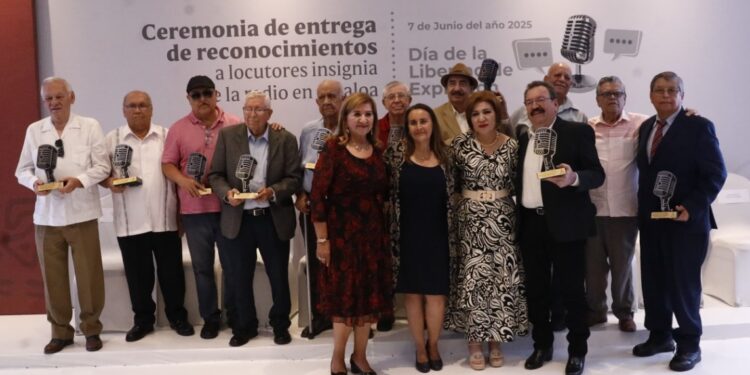 Gobierno del Estado Reconoce a 12 locutores insignia de la radiodifusión sinaloense