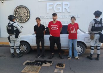 Detienen a dos hombres y una mujer con armas de fuego y en vehículo con reporte de robo