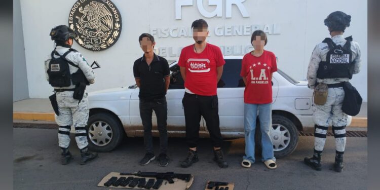 Detienen a dos hombres y una mujer con armas de fuego y en vehículo con reporte de robo