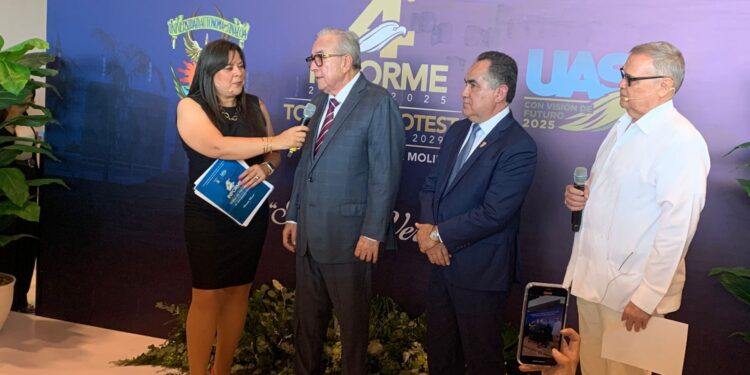 Arriba el Rector de la UAS Dr. Jesús Madueña Molina al Auditorio de la Autonomía Universitaria para presentar su 4to. Informe de Labores y rendir protesta como Rector para el periodo 2025-2029