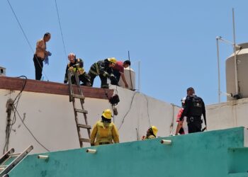 Trabajador de la construcción sufre quemaduras graves al tocar cables de alta tensión en Culiacancito