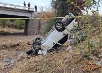 Un muerto y un herido dejó volcadura de automóvil en “La Campana”