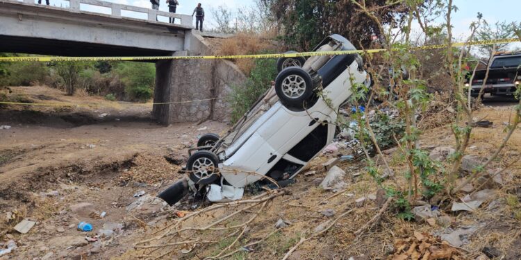 Un muerto y un herido dejó volcadura de automóvil en “La Campana”