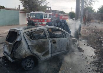 Vehículo se incendia tras chocar contra poste de concreto en El Vallado