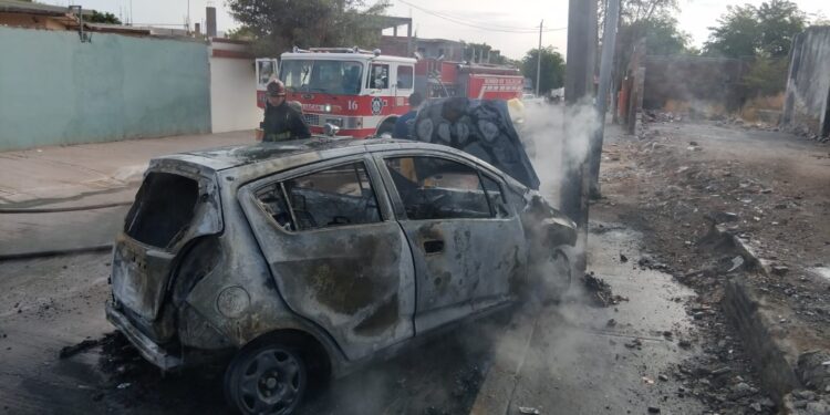 Vehículo se incendia tras chocar contra poste de concreto en El Vallado