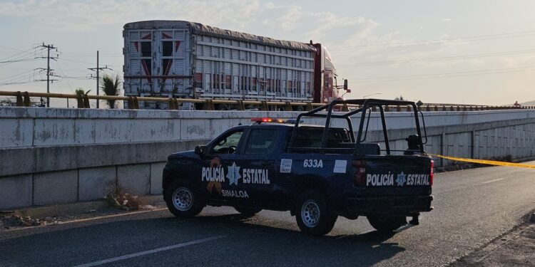 Hallan a un hombre sin vida y colgado en el puente del libramiento Benito Juárez