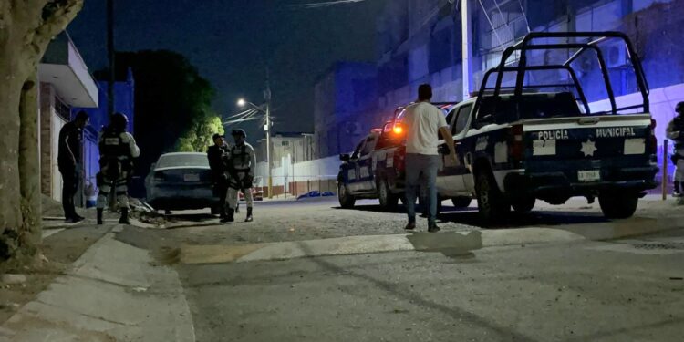 Asesinan a balazos a dos jóvenes frente a la Secundaria Técnica número 85 en Barrancos