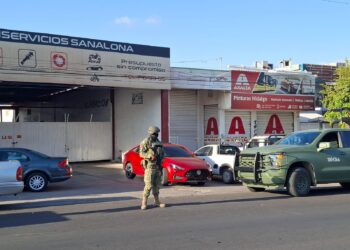 Sujetos armados atacan a balazos un taller mecánico y dañan varios vehículos